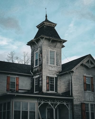 free-photo-of-historic-abandoned-victorian-house-exterior